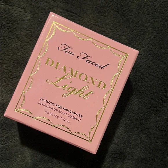 Too Faced Pink and Gold Highlighter Compact - Picture 5 of 5